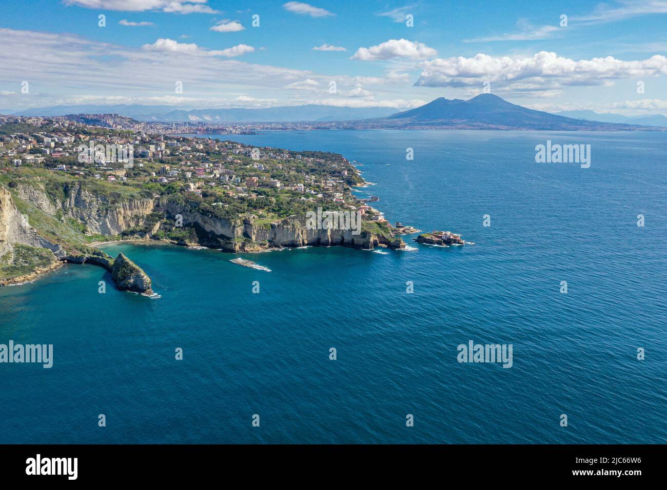 Napoli dal mare: Posillipo, la Gaiola, il Vesuvio Stock Photo