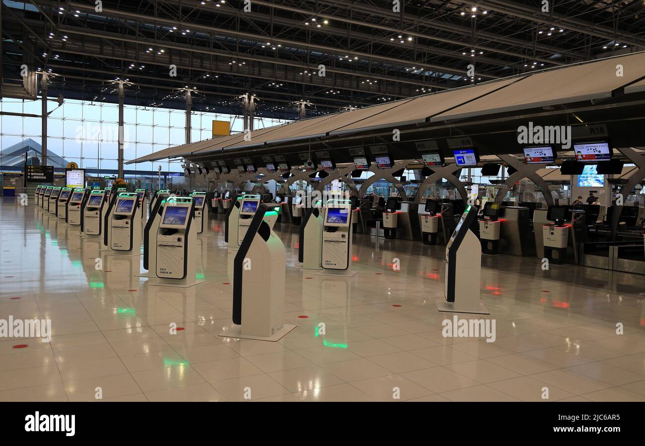 Airport ticket kiosk hi-res stock photography and images - Alamy