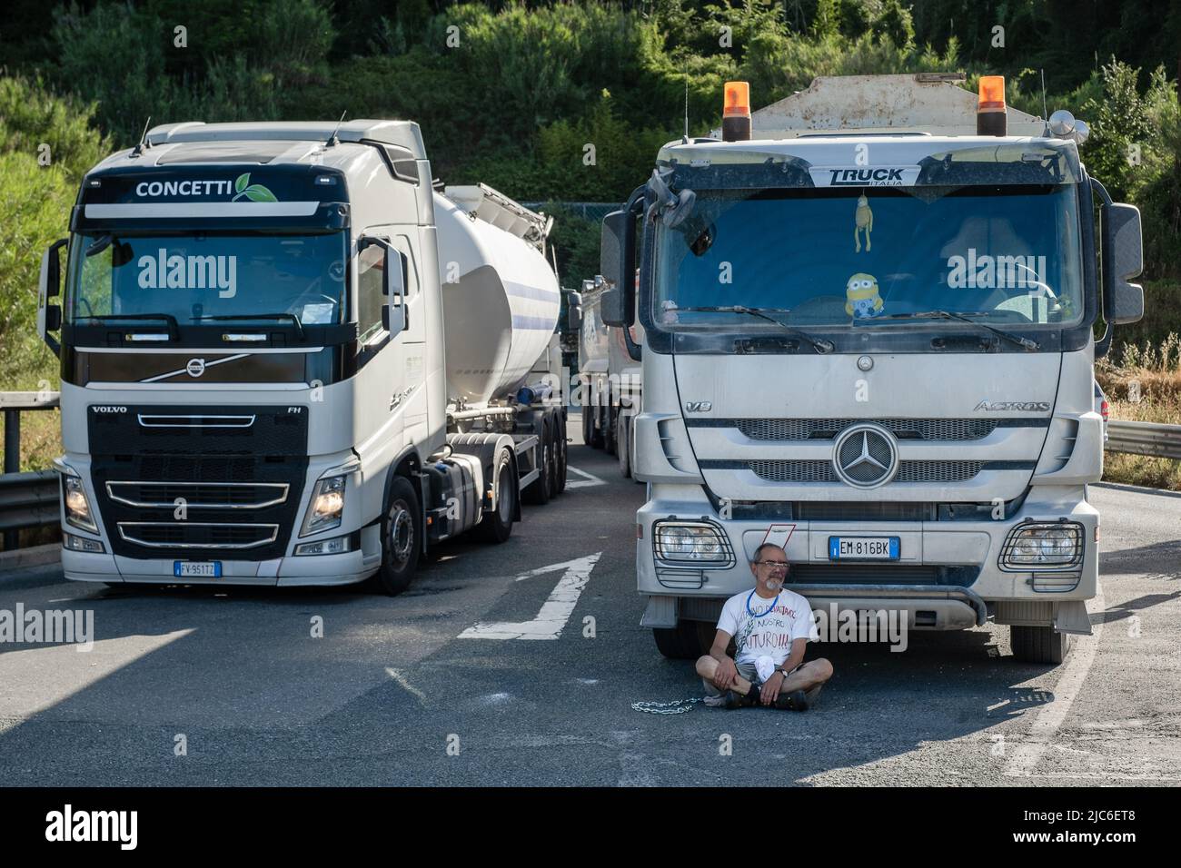CARRARA, ITALY.  10/06/2022. 'Extinction Rebellion' and 'Last Generation' protesters lock themselves together and block the road of marble in Carrara during a protest against the marble quarries. The marble quarries in the Apuan Alps are considered by Italian environmentalists to be Europe's biggest environmental disaster. Credit: Misanthropicture - Manuel Micheli/Alamy Live News Stock Photo