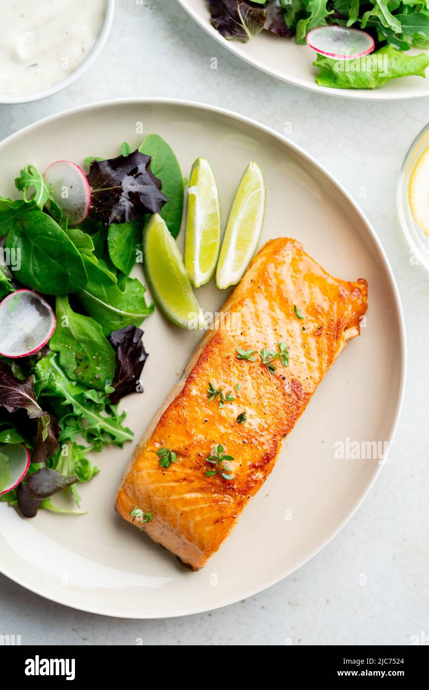 Grilled salmon fillet and fresh vegetable salad. Mediterranean diet Stock Photo Alamy
