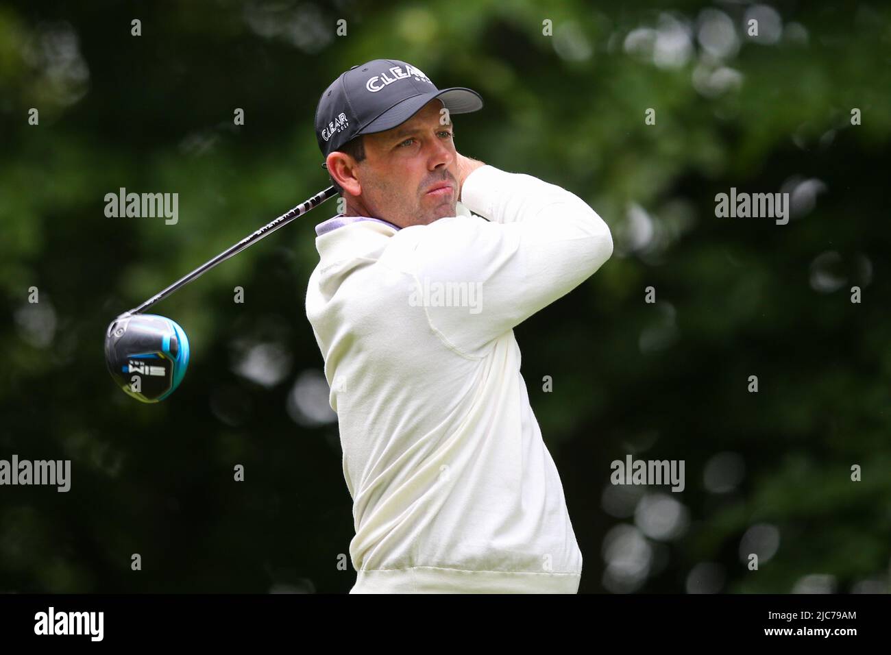 ST ALBANS, ENGLAND - JUNE 09: Charl Schwartzel of South Africa tees off on the 4th hole during day one of the LIV Golf Invitational at The Centurion Club on June 9, 2022 in St Albans, England. (MB Media) Stock Photo