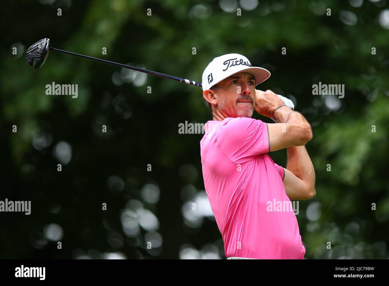 ST ALBANS, ENGLAND - JUNE 09: Wade Ormsby of Australia tees off on the 4th hole during day one of the LIV Golf Invitational at The Centurion Club on June 9, 2022 in St Albans, England. (MB Media) Stock Photo
