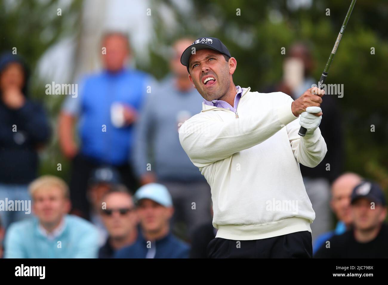ST ALBANS, ENGLAND - JUNE 09: Charl Schwartzel of South Africa tees off on the 17th hole during day one of the LIV Golf Invitational at The Centurion Club on June 9, 2022 in St Albans, England. (MB Media) Stock Photo