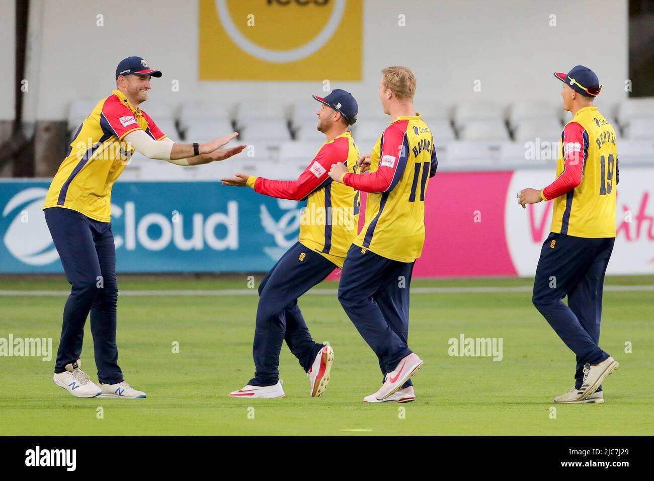 Simon Harmer of Essex celebrates with his team mates after taking the wicket of John Simpson during Essex Eagles vs Middlesex, Vitality Blast T20 Cric Stock Photo