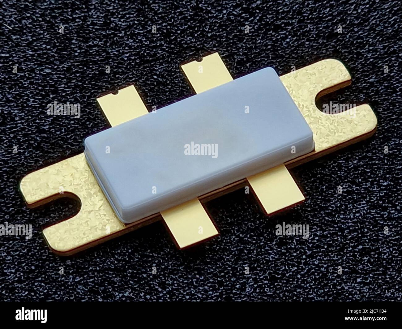 LDMOS and GaN technology high power microwave RF transistor for radio