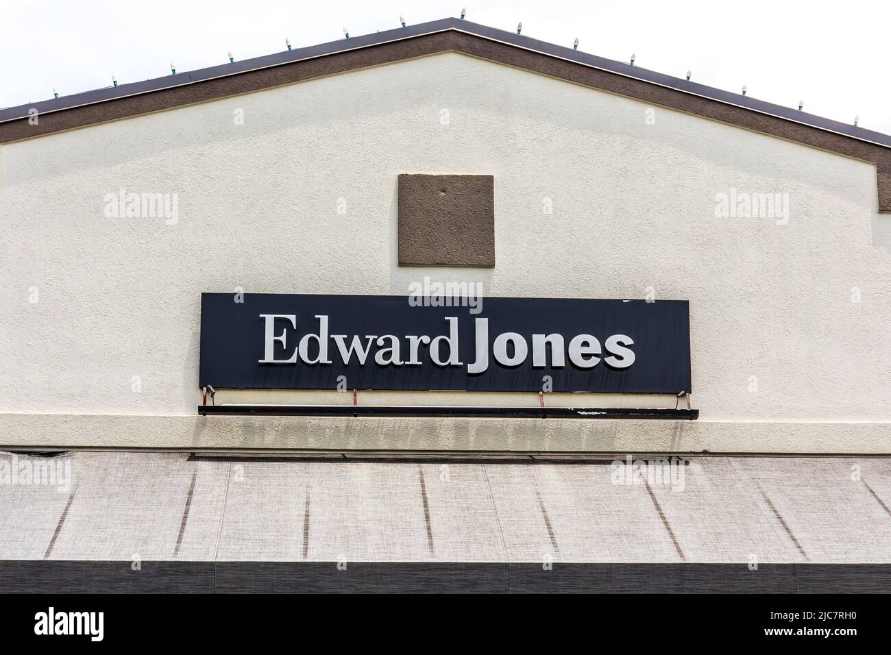BILTMORE VILLAGE in ASHEVILLE, NC, USA-5 JUNE 2022: Edward Jones Investments, close-up of sign only. Stock Photo