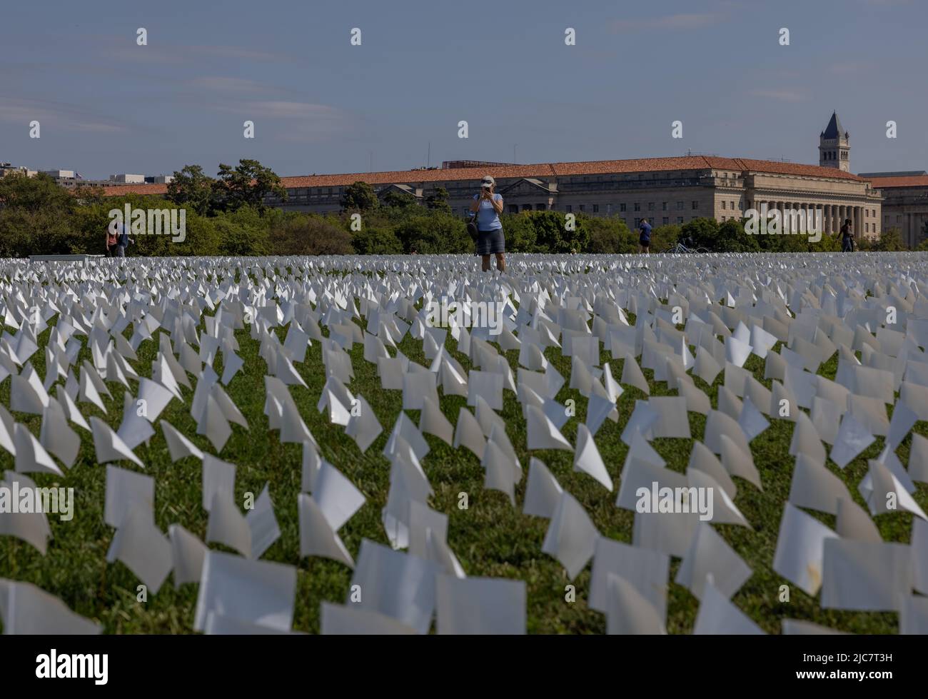 WASHINGTON, D.C. – September 19, 2021: People visit “In America: Remember”, an installation by Suzanne Brennan Firstenberg honoring Covid-19 victims. Stock Photo