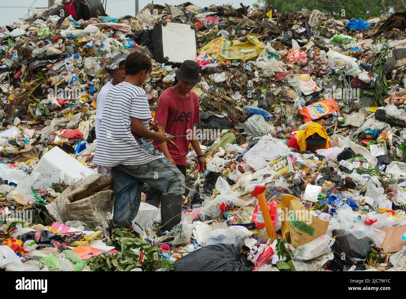June 8, 2022, Rizal, Philippines Waste pickers digs through the piles