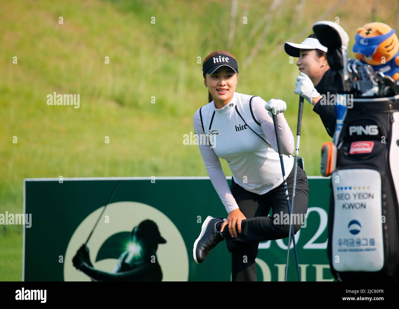 Seoul, South Korea. 10th June, 2022. Yoon Ina (KOR), June 10, 2022 - Golf :  Yoon Ina (C) of South Korea warms up on the 10th hole during the first  round of