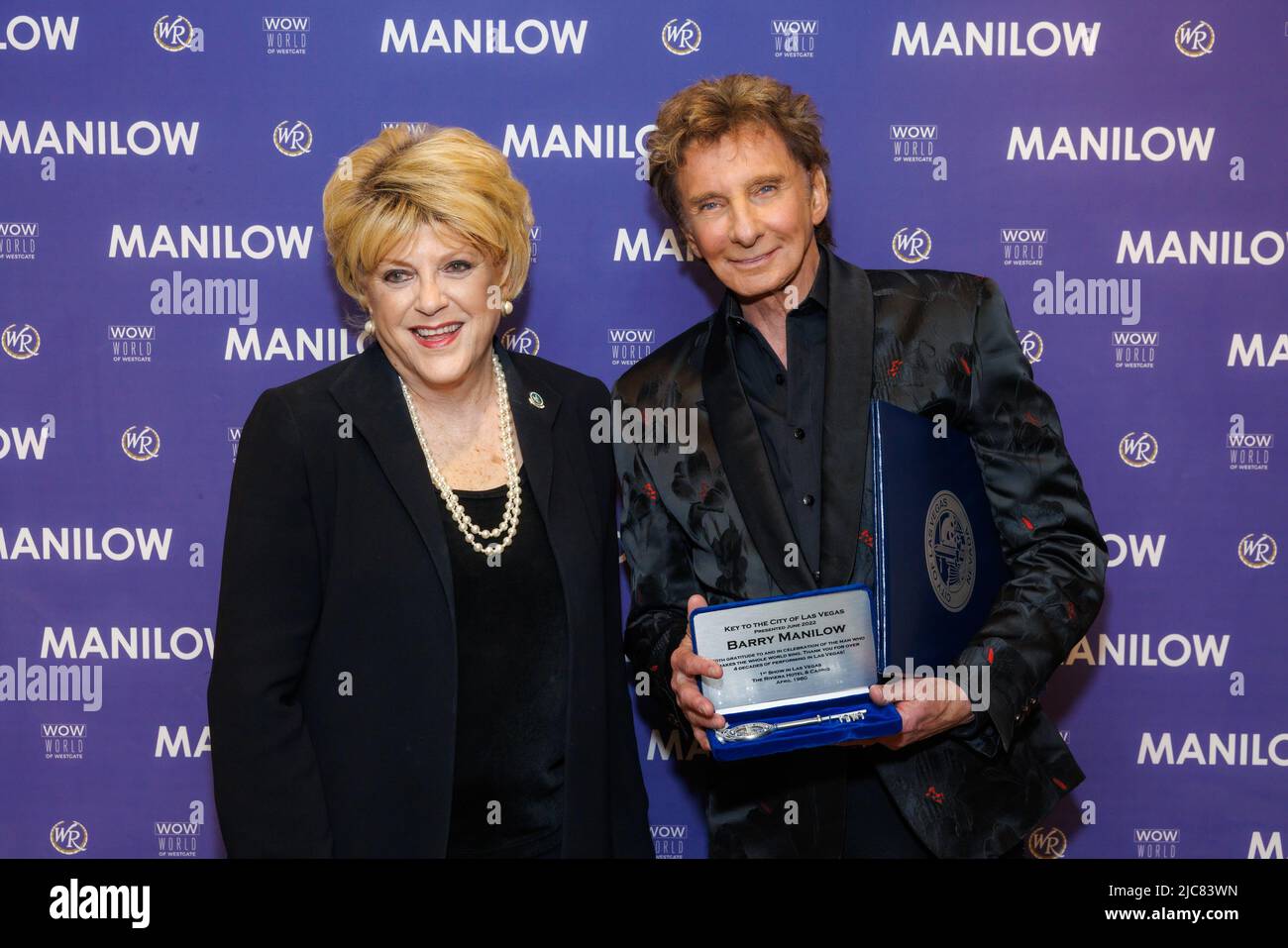Las Vegas, NV, USA. 10th June, 2022. ***HOUSE COVERAGE*** Mayor Carolyn G. Goodman and Barry Manilow pictured as Mayor Carolyn G. Goodman presents the Key to the City of Las Vegas to Barry Manilow in a private ceremony following his performance in the International Theater at Westgate Las Vegas in Las vegas, NV on June 10, 2022. Credit: Gdp Photos/Media Punch/Alamy Live News Stock Photo