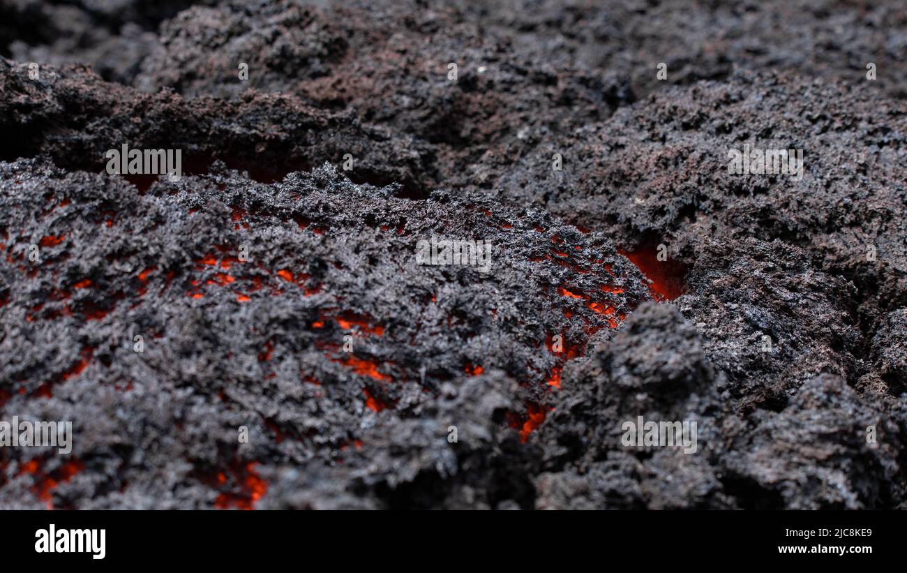 Etna- particolare della colata di lava incandescente sul vulcano Etna in Sicilia - Attrazione turistica Stock Photo