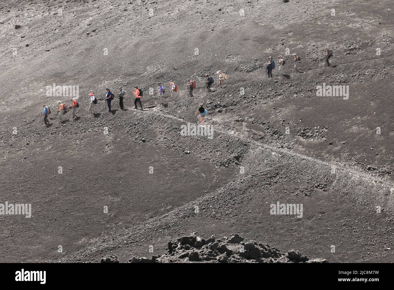 Trekking di escursionisti e turisti che camminano sul cratere del vulcano Etna-Sicilia Stock Photo