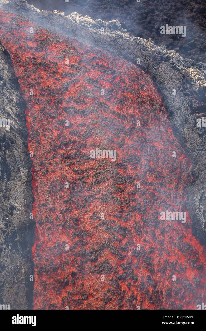 Etna colata di lava incandescente vista in dettaglio sul vulcano di Sicilia, con fumo e vapori Stock Photo
