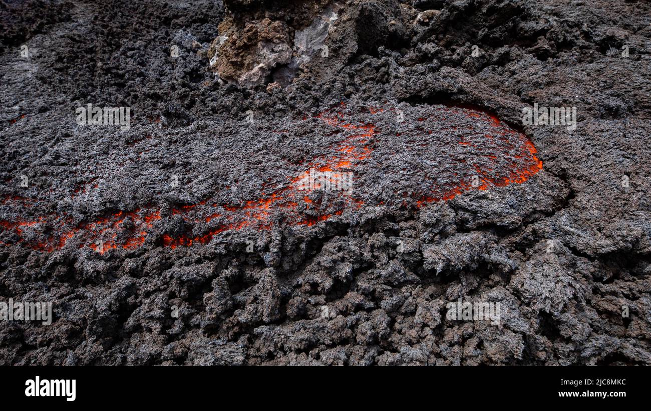 Dettaglio della colata di lava incandescente sul vulcano Etna in Sicilia - Attrazione turistica Stock Photo