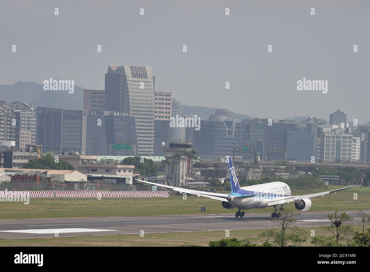 JA831A All Nippon Airways Boeing 787-8 Dreamliner (ANA NH851) from Tokyo (Haneda) (HND) is about to land to Taipei Songshan Airport (TSA). Stock Photo