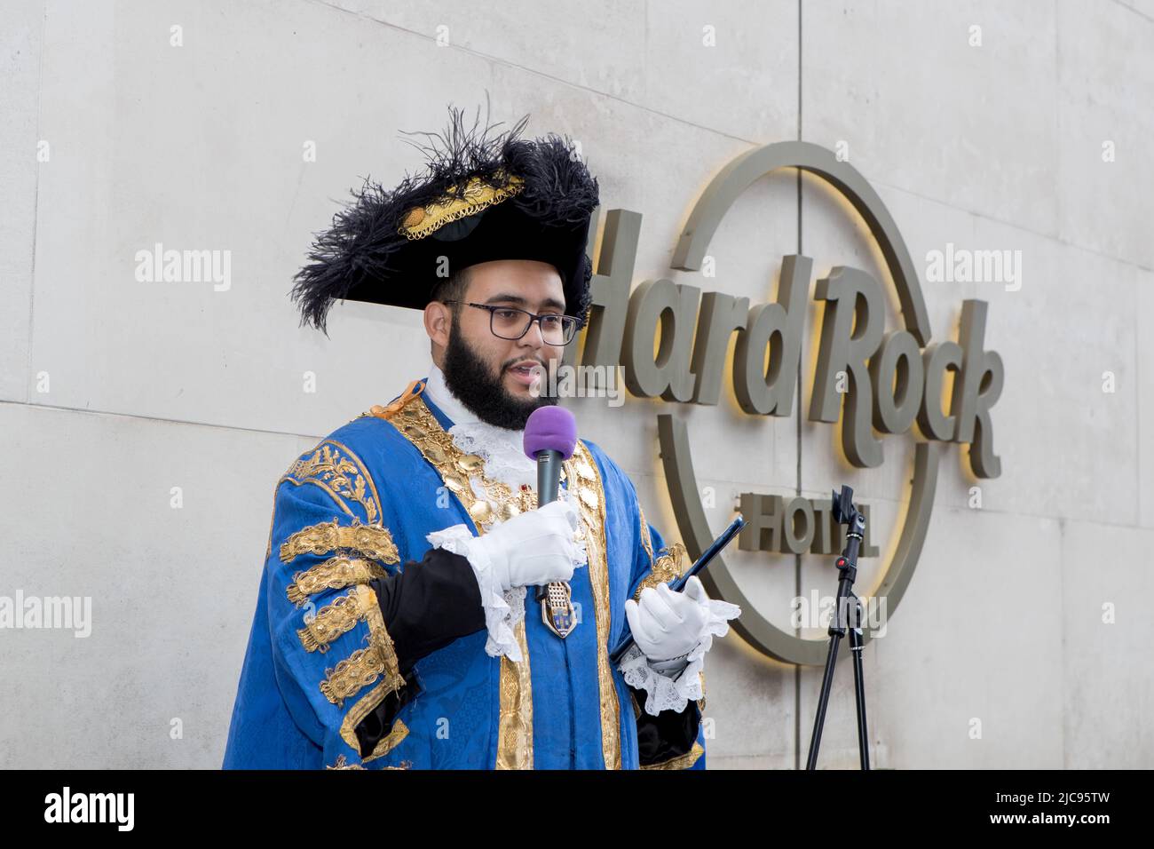 Marble Arch, London, UK, June 10th 2022, Lord Mayor of Westminster Cllr Hamza Taouzzale at Blue Plaque unveiling of legendary guitarist Jimi Hendrix Stock Photo