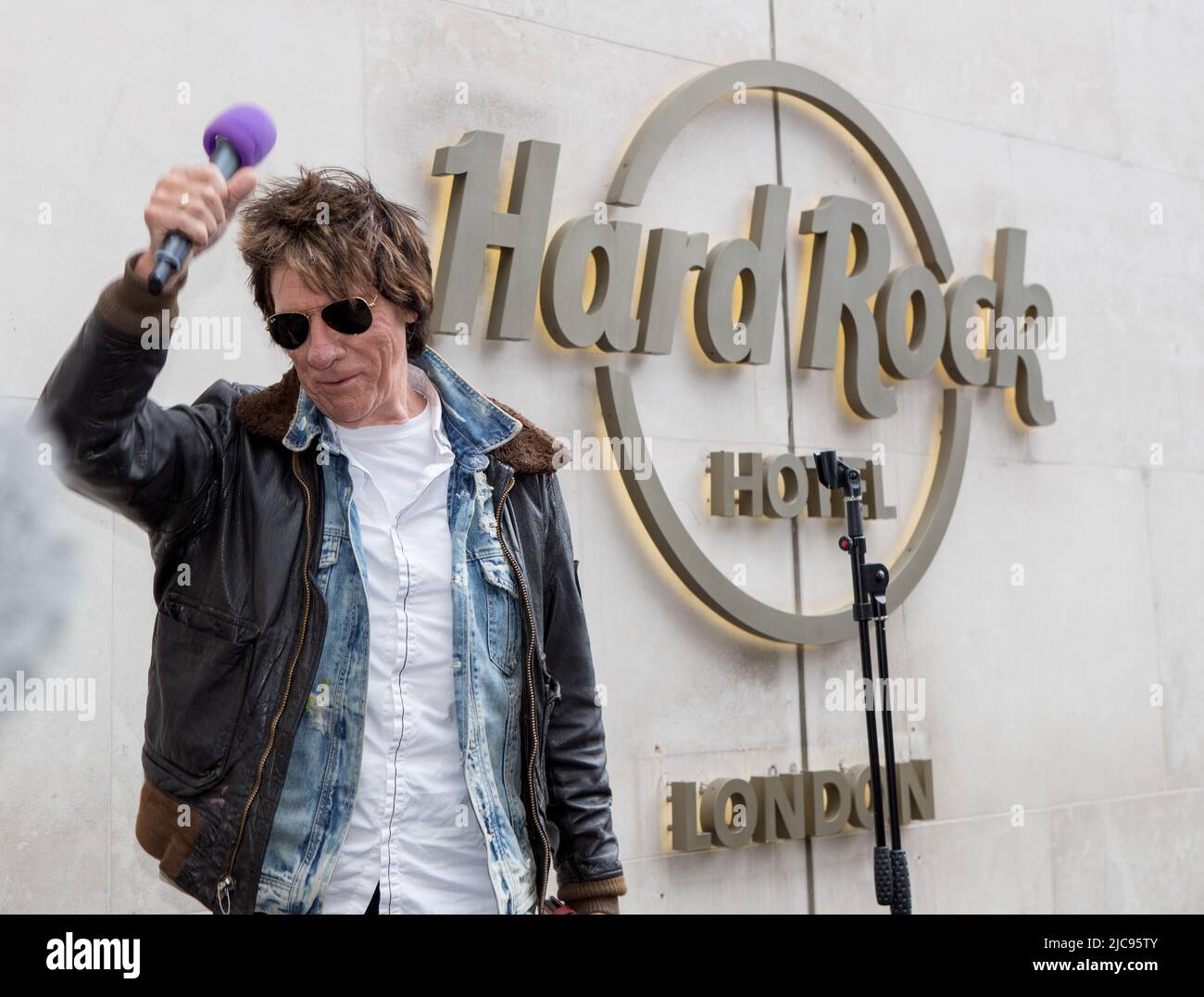 Marble Arch, London, UK, June 10th 2022, guitarist Jeff Beck says a few words at the Blue Plaque unveiling of legendary guitarist Jimi Hendrix Stock Photo