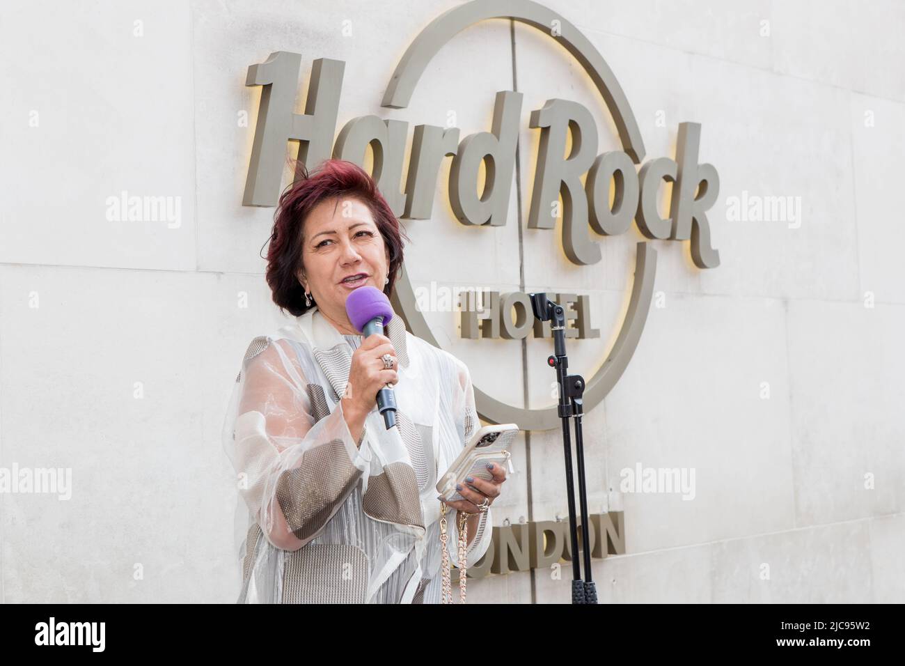 Marble Arch, London, UK, June 10th 2022, Janie Hendrix sister of legendary guitarist Jimi, unveils a Blue Plaque in his honour at Hard Rock, London Stock Photo