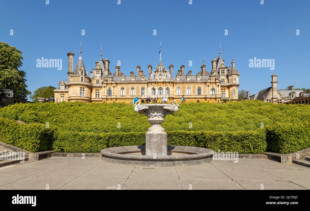 Lower Terrace  and fountain with view of Waddesdon Manor, a Grade I listed country house, Buckinghamshire, England, UK Stock Photo