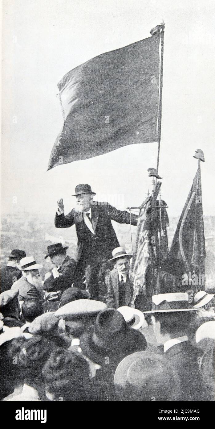 Eng translation : ' THE DEMAGOGUE Mr. Jean Jaurès at the Pré-Saint-Gervais meeting ' - Original in French : ' LE DÉMAGOGUE M. Jean Jaurès au meeting du Pré-Saint-Gervais,' - Extract from ' L'Illustration, Journal Universel ' Vintage French illustrated newspaper 1913 Stock Photo