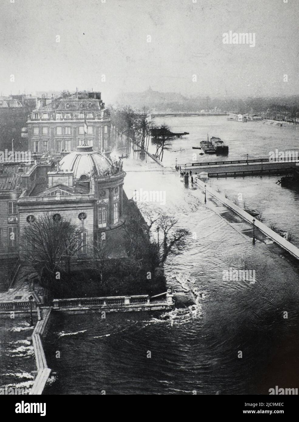 Eng translation : ' THE SOURCE OF THE TORRENT WHICH INVADED THE FAUBOURG SAINT-GERMAIN. The flood gushing from the abyss of the Gare d'Orsay, at the corner of the Legion of Honor, flows in the rue de Bellechasse and towards the rue de Solferino. — Photograph taken from the Palais d'Orsay ' - Original in French : ' LA SOURCE DU TORRENT QUI À ENVAHI LE FAUBOURG SAINT-GERMAIN. Le flot jaillissant du gouffre de la gare d'Orsay, au coin de la Légion d'honneur, s’écoule dans la rue de Bellechasse et vers la rue de Solferino. — Photographie prise du palais d'Orsay, ' - Extract from ' L'Illustration, Stock Photo