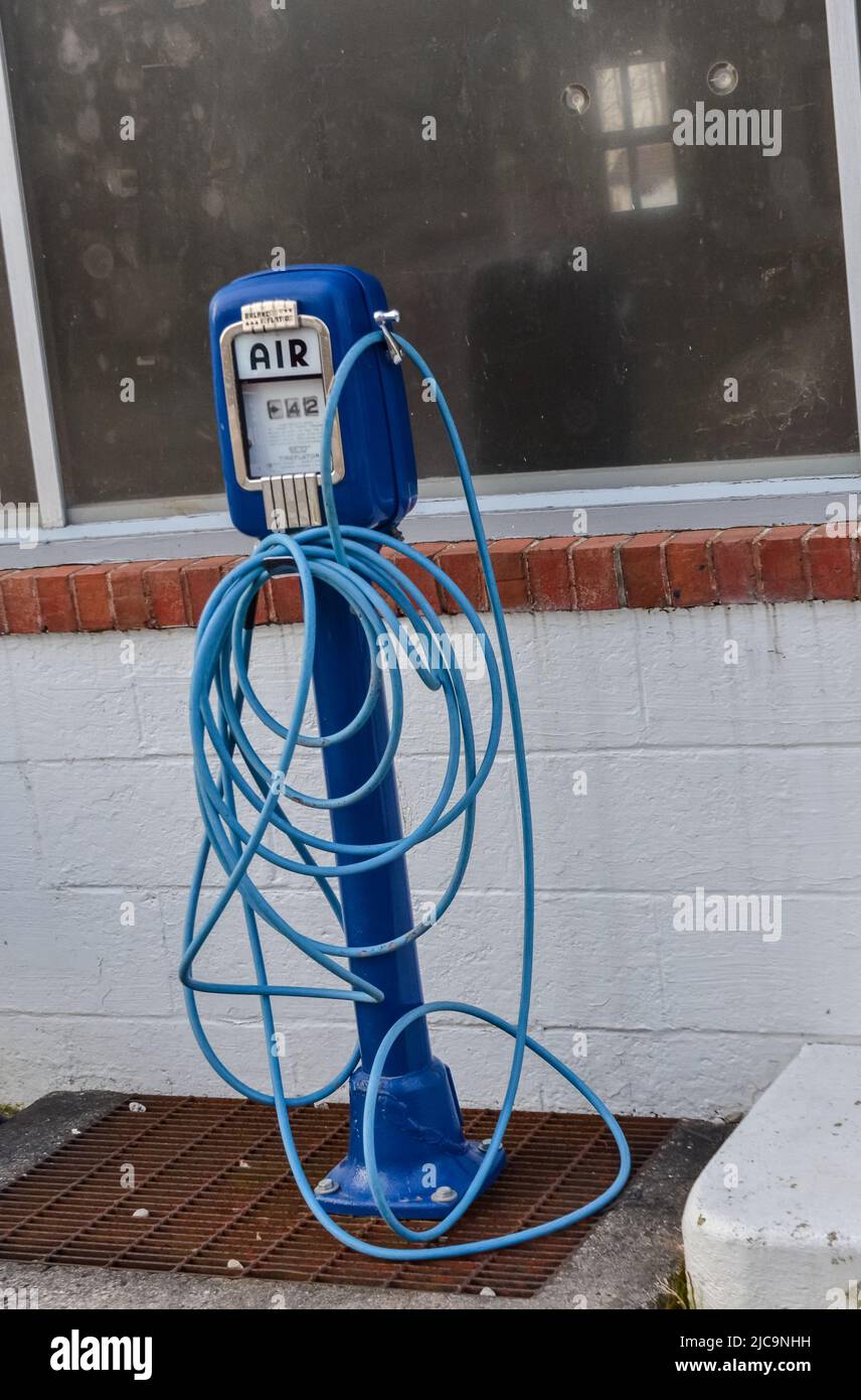 USA, Ohio -  April 26, 2018:  old non-working air filling at an old gas station, Ohio US Stock Photo