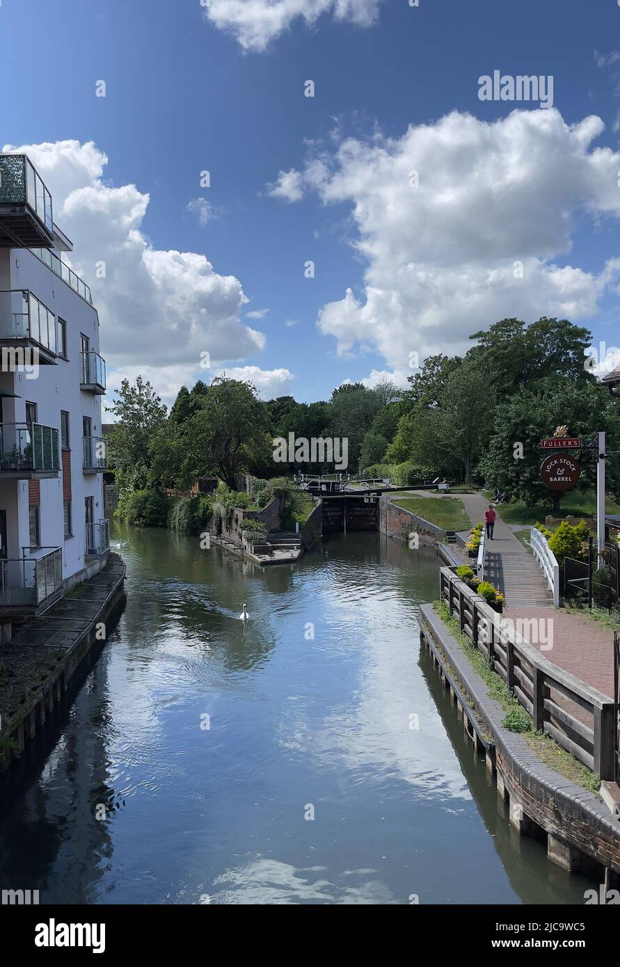 newbury-berkshire-england-uk-2022-newbury-lock-on-the-kennet-and