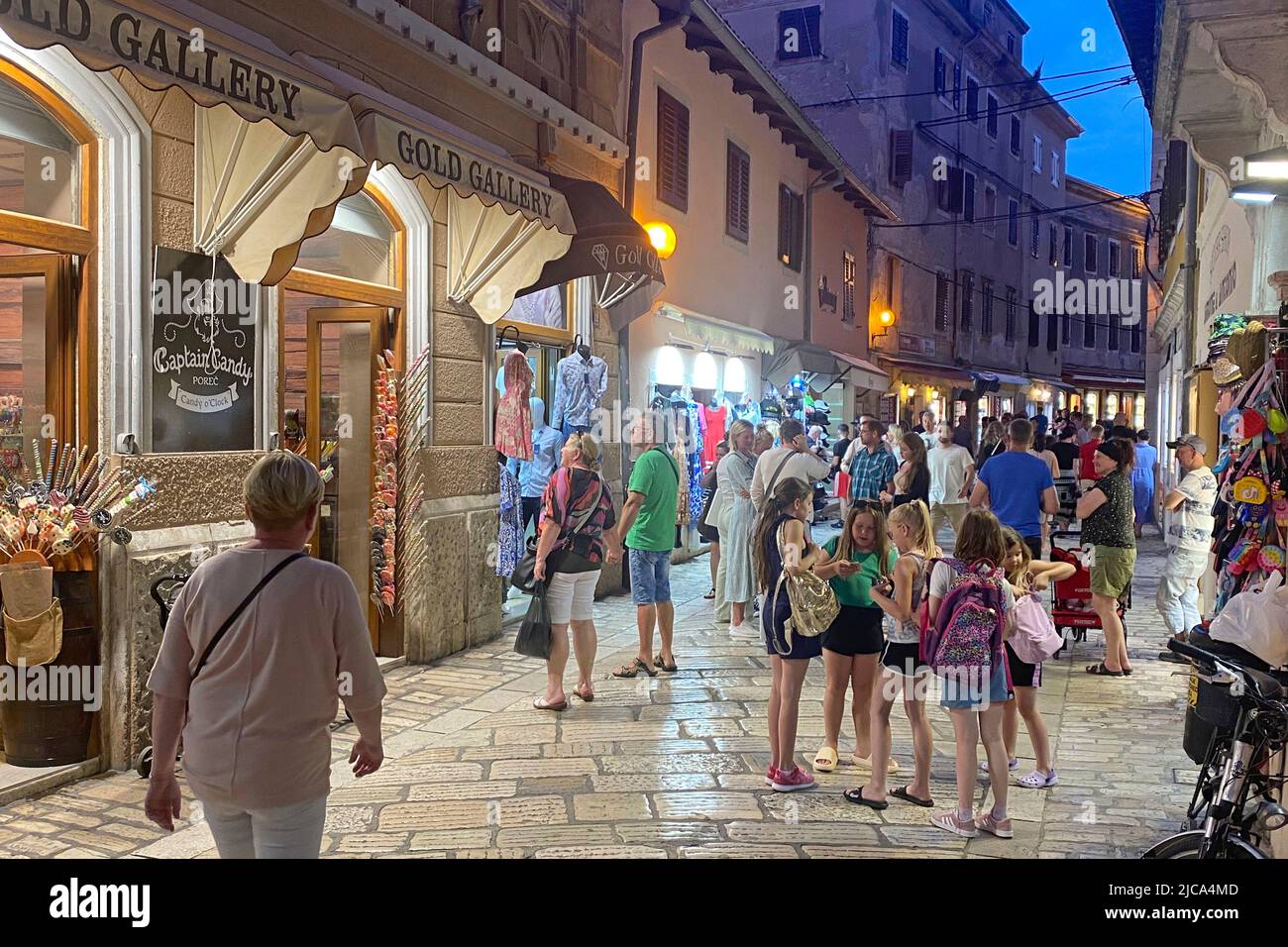 Porec, Kroatien. 07th June, 2022. Porec/Croatia. Tourists gather in the old town of Porec in the evening. Pedestrian zone. Narrow streets, shops, shops, souvenir shops. Credit: dpa/Alamy Live News Stock Photo