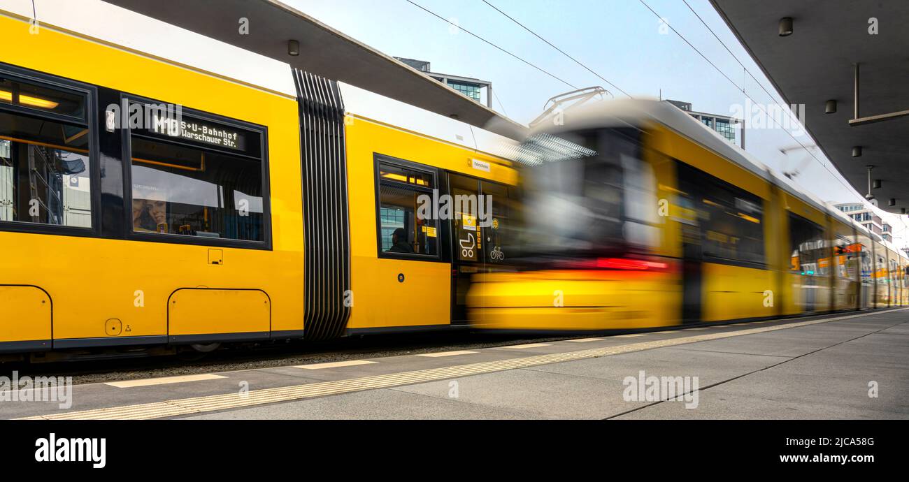 gelbe Strassenbahn im Berliner Strassenverkehr Stock Photo
