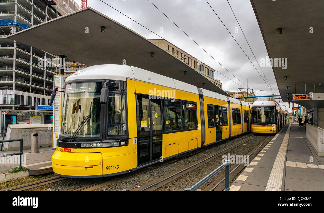 gelbe Strassenbahn im Berliner Strassenverkehr Stock Photo