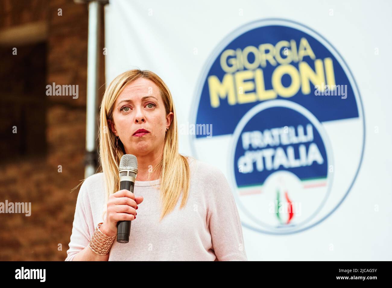 Piacenza, Italy, May 31, 2022. Giorgia Meloni, leader of Fratelli d'Italia party, speaks during the rally for the mayoral elections of Piacenza, Stock Photo