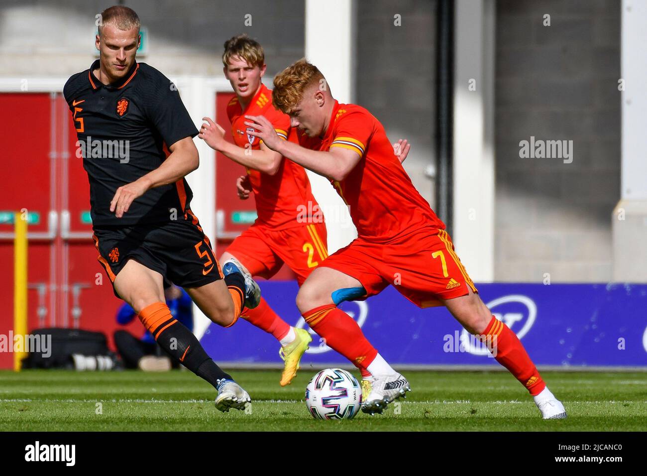Llanelli, Wales. 11 June, 2022. Samuel Pearson of Wales U21 vies for possession with Mitchel Bakker of Netherlands U21 during the UEFA European Under-21 Championship Qualifier Group E match between between Wales U21 and Netherlands U21 at Parc y Scarlets in Llanelli, Wales, UK on 11, June 2022. Credit: Duncan Thomas/Majestic Media. Stock Photo