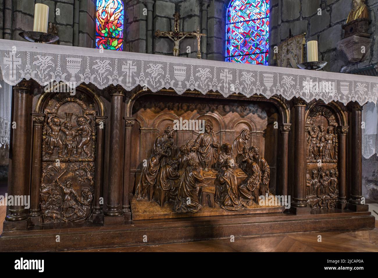 Détail des sculptures de l'autel en bois de l'église Saint Viance Stock Photo