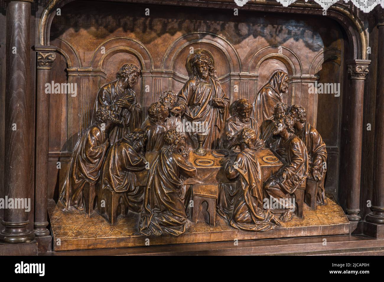 Détail des sculptures de l'autel en bois de l'église Saint Viance Stock Photo