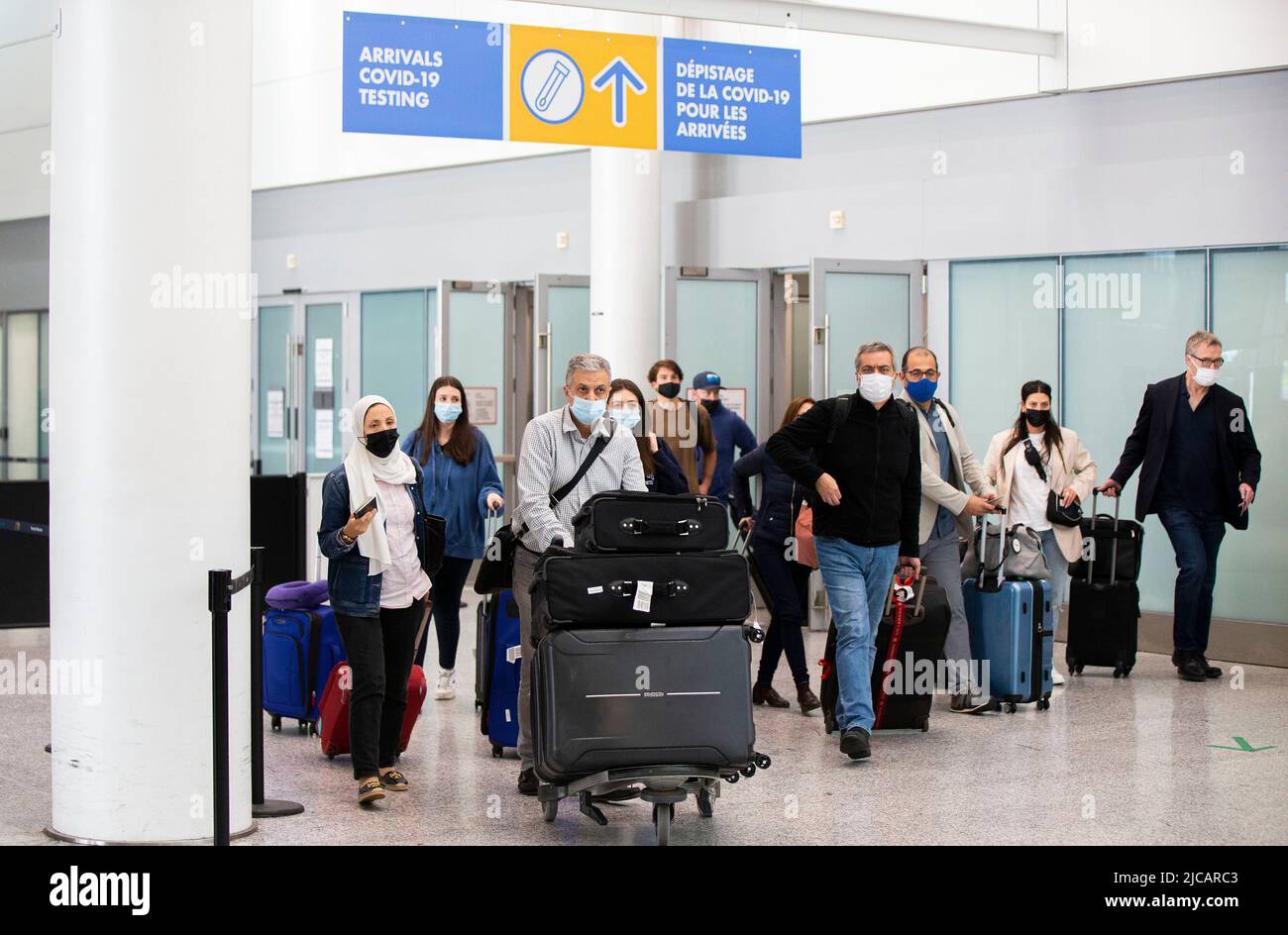 (220611) MISSISSAUGA (CANADA), June 11, 2022 (Xinhua) Travelers