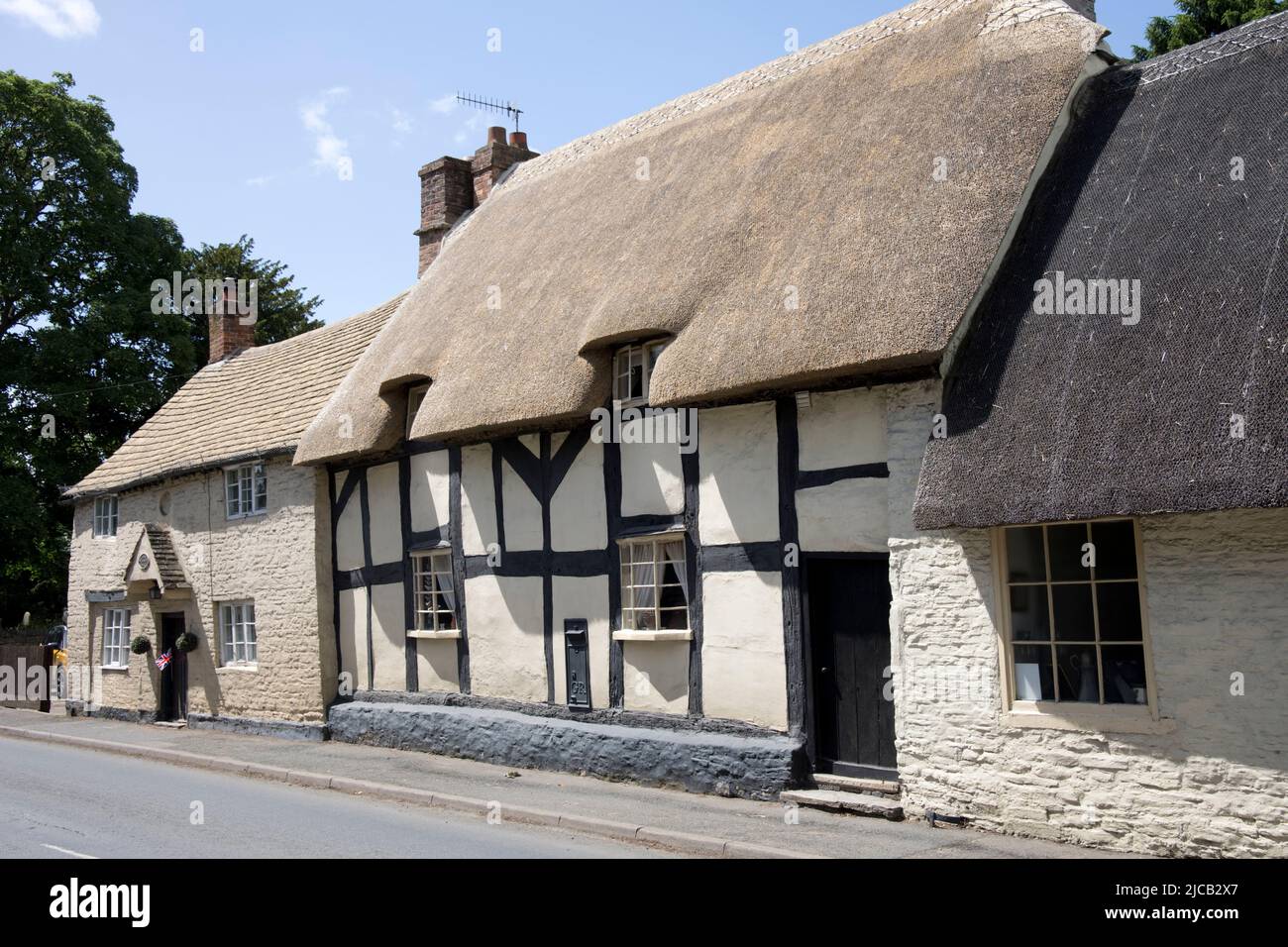 Old cottages with attractive thatched rooves Middle Mickleton Worcestershire UK Stock Photo