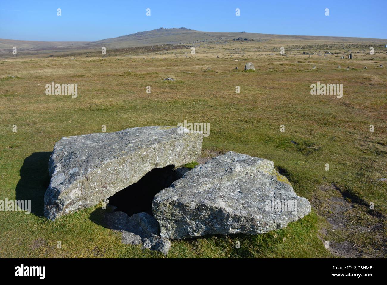 Stone lined burial chamber or cist, a prehistoric antiquity associated with the Neolithic to Middle Bronze Age settlement site, Merrivale, Dartmoor Na Stock Photo