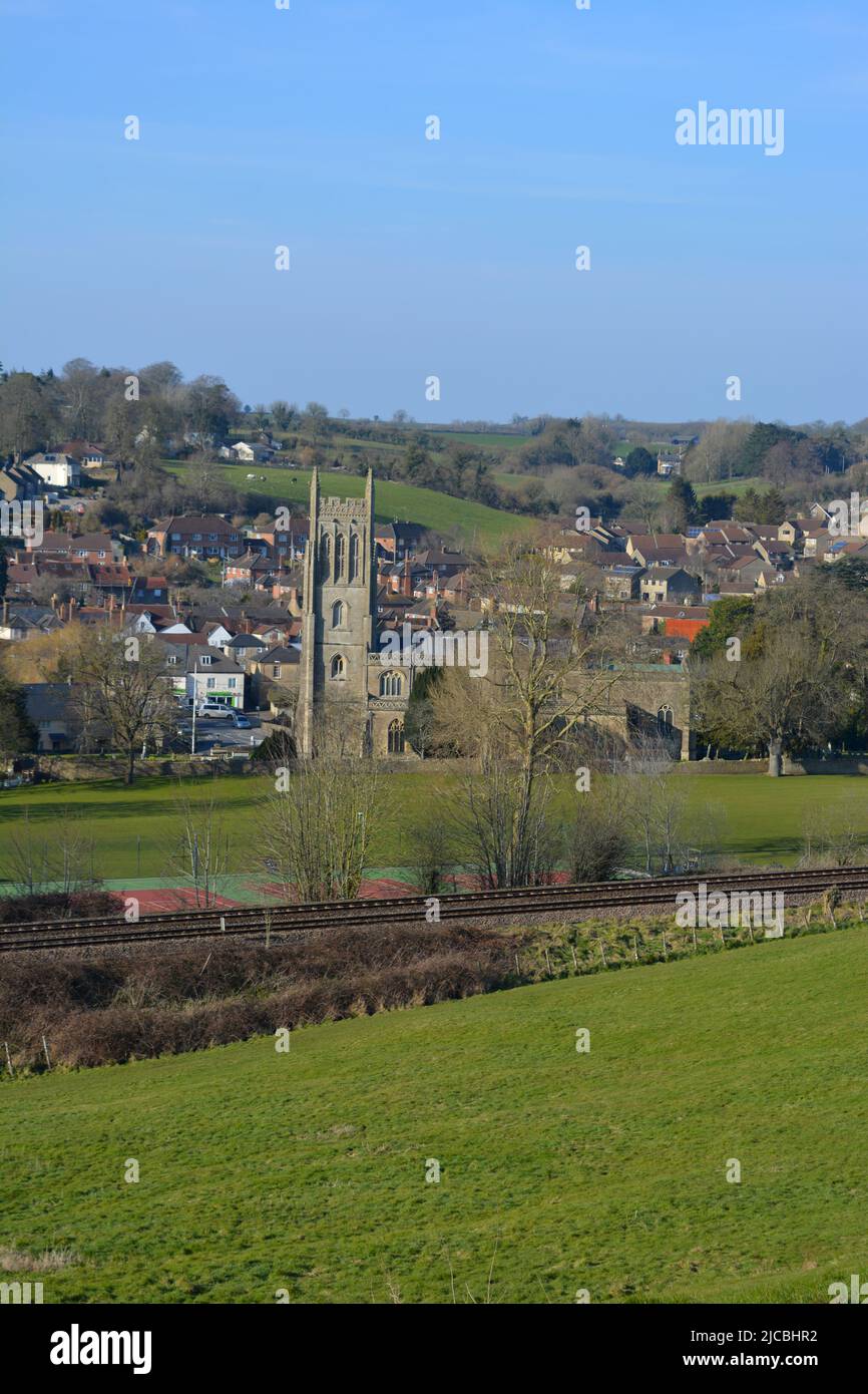 https://c8.alamy.com/comp/2JCBHR2/bruton-somerset-england-view-to-town-and-church-from-the-dovecote-with-railway-tracks-in-foreground-2JCBHR2.jpg