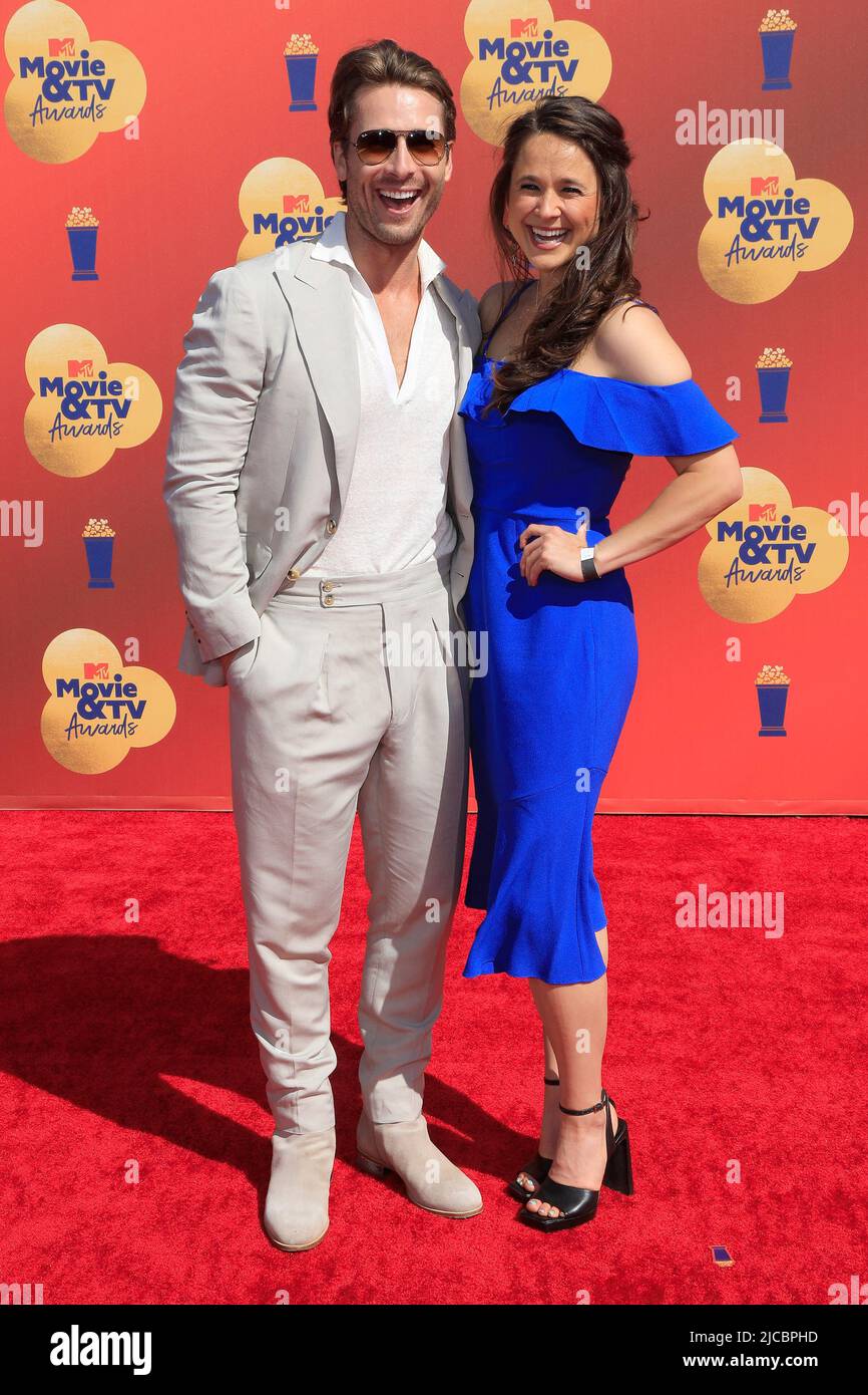 LOS ANGELES - JUN 5: Glen Powell, Leslie Powell at the 2022 MTV Movie
