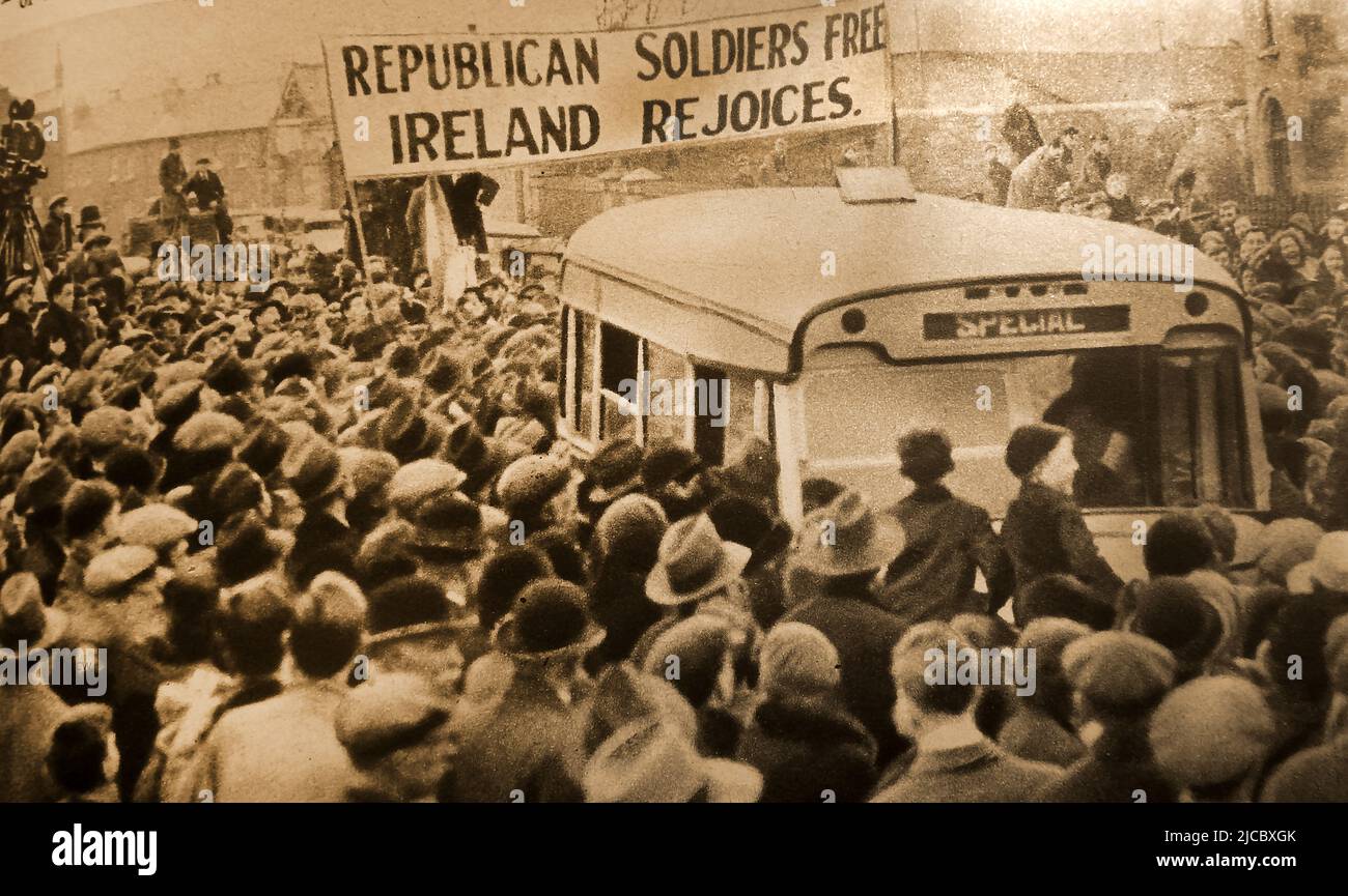 1932 Ireland - Crowds cheer freed republican political prisoners - On the 10th March 1932 ,the new Fianna Fáil government  released twenty-three political prisoners  as one of its first actions.  Excited crowds gathered to cheer the specially commissioned bus carrying the prisoners. Fianna Fáil in Irish means “Soldiers of Destiny”. Eamon de Valera started the party and later became its Taoiseach (Prime Minister). Stock Photo