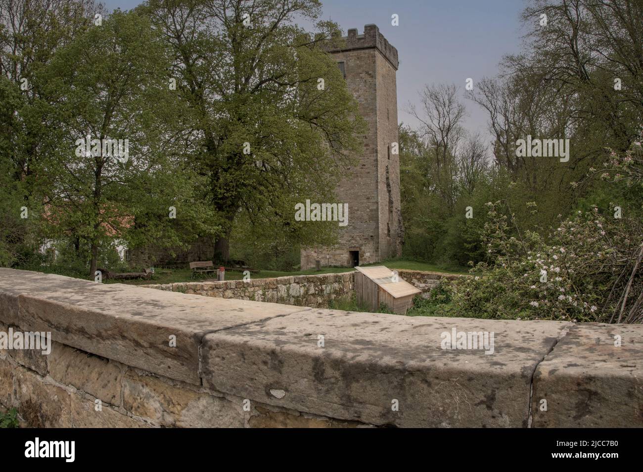 Der Burgturm ist bis heute begeh bar, hier ein Blick auf die alten Mauern mit dem Turm und die schöne und gepflegte Anlage Stock Photo