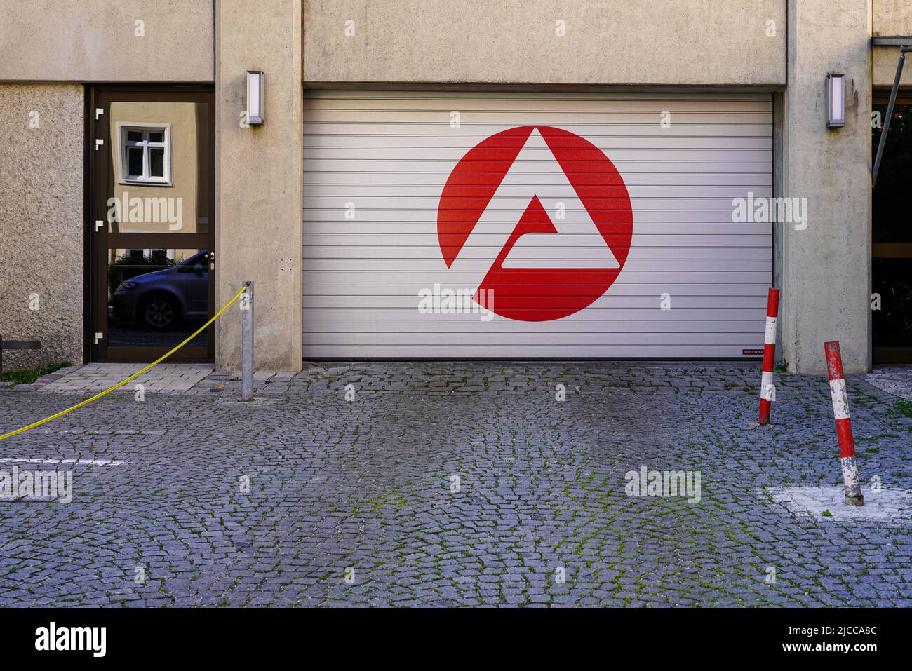 Garagentor der Agentur für Arbeit mit großem Logo in der Innstr. in Passau, Bayern, Deutschland, 11.6.22 Stock Photo