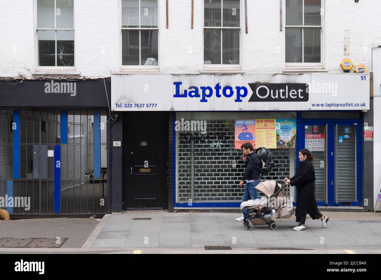Pedestrians outside closed down computer shop, Tottenham Court Road, Camden, London, UK.  5 Jun 2022 Stock Photo