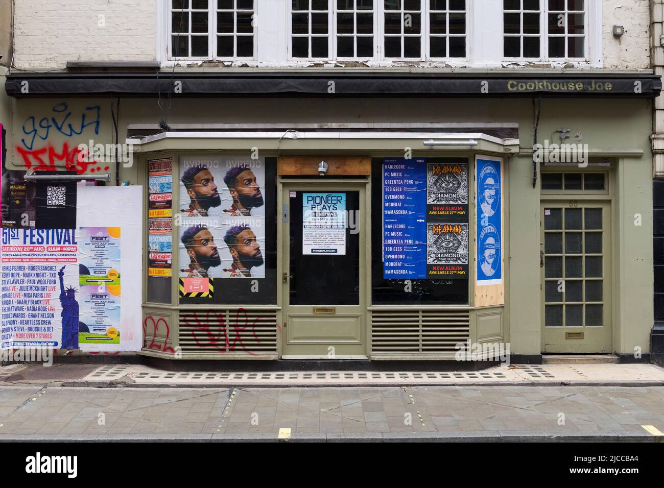 Pedestrians outside closed down and boarded up restaurant, Berwick Street, City of Westminster, London, UK.  5 Jun 2022 Stock Photo