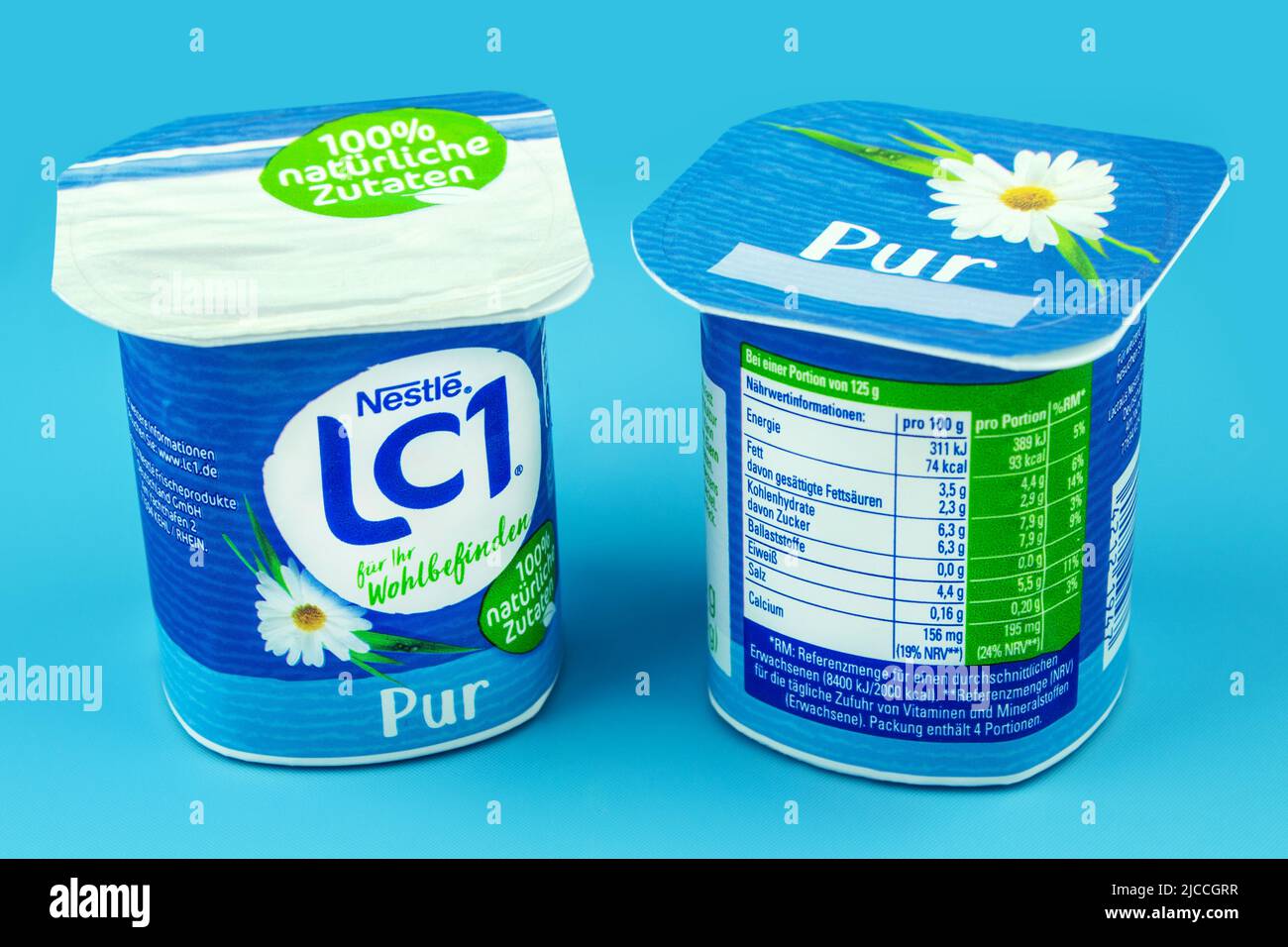 2  LC1 Joghurt pur von Nestle auf blauem Hintergrund Stock Photo