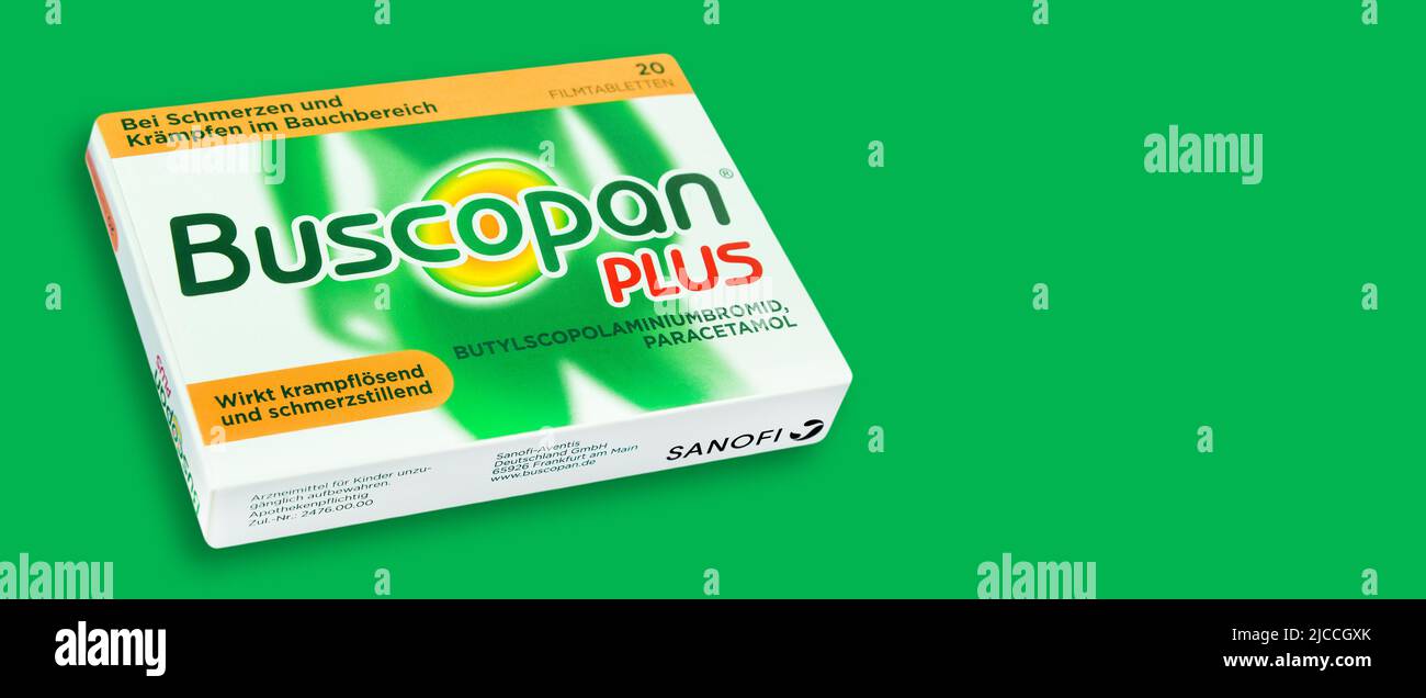 Buscopan Plus Tabletten auf grünem Hintergrund Stock Photo