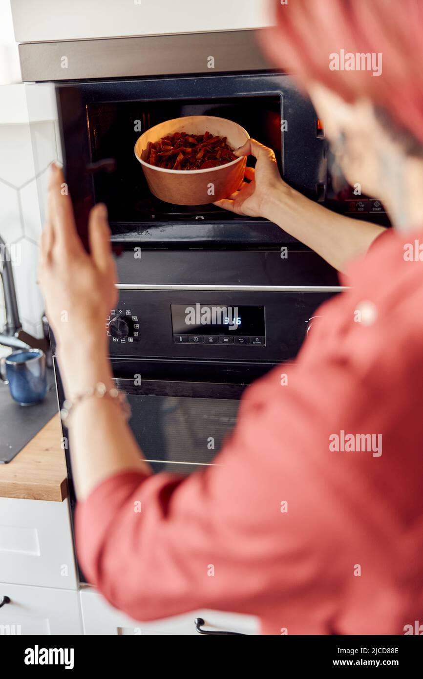 Male hands giving foods into the microwave for warm up Stock Photo Alamy