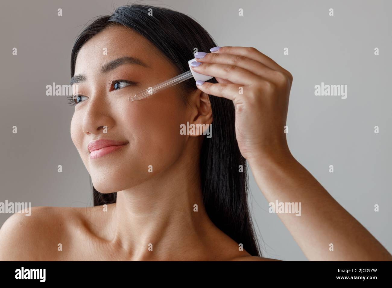 Woman serum face applying hi-res stock photography and images - Alamy