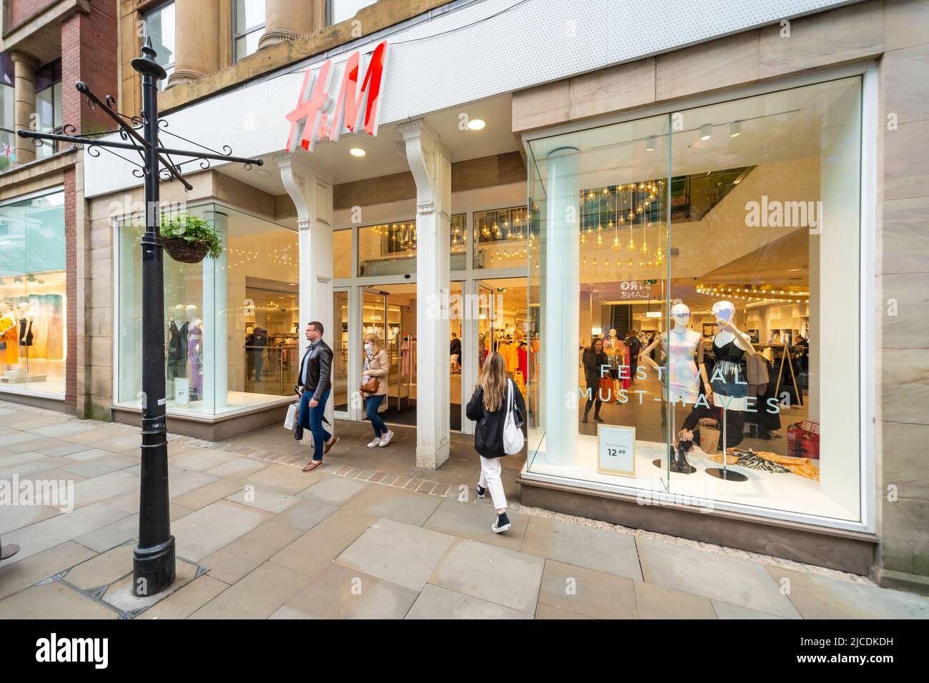 H&M Market Street Manchester, Swedish fashion store selling clothing and  accessories for male and female. Storefront showing customers. England, UK  Stock Photo - Alamy