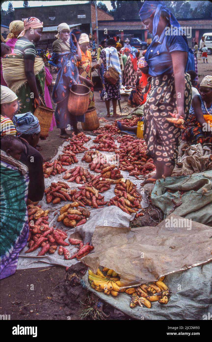 Market scene in rwanda africa hi-res stock photography and images - Alamy